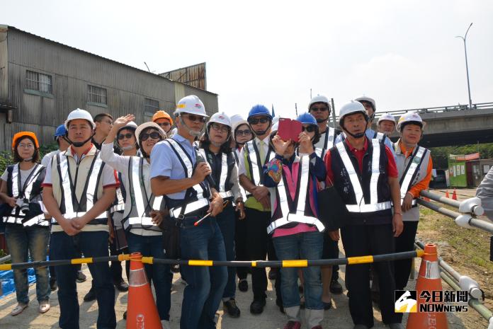 嘉市鐵路高架化計畫　完成臨時軌鋼橋吊裝