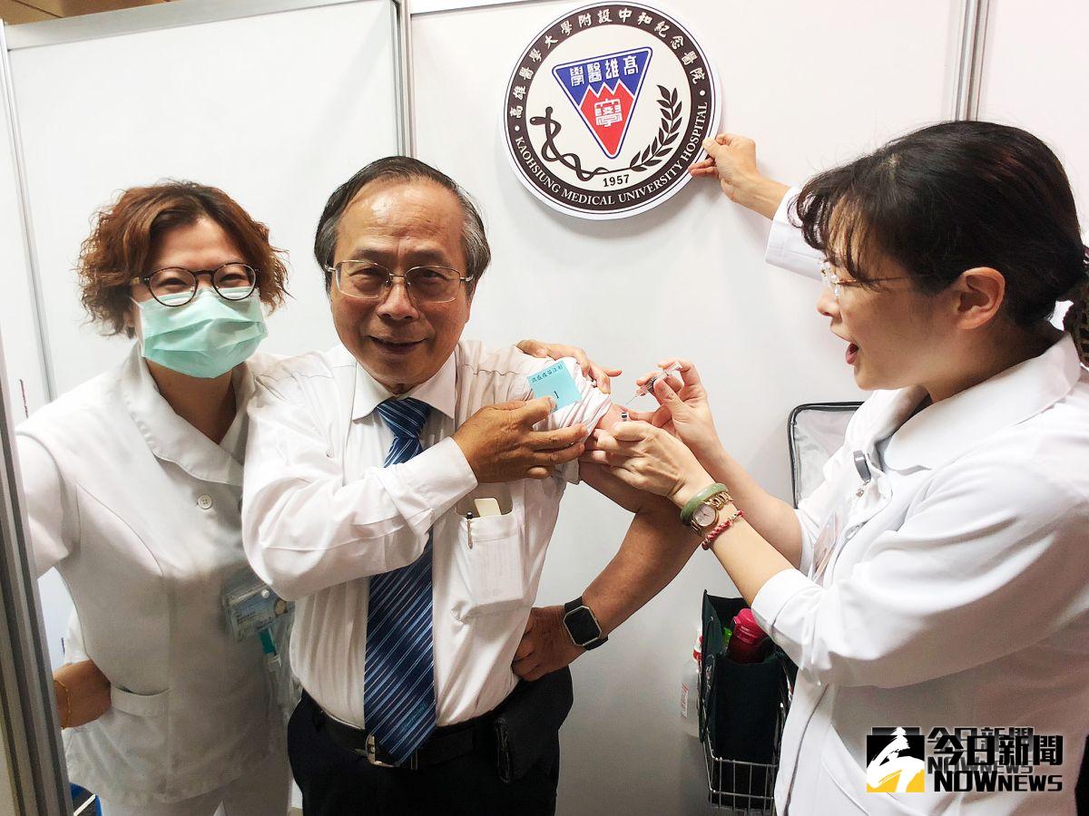 ▲流感疫苗開打首日，高醫院長侯明鋒帶頭接種。（圖／記者陳美嘉攝 , 2018.10.15）