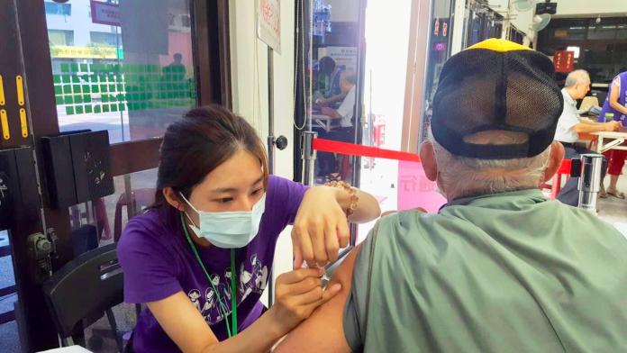 ▲台南市公費流感疫苗15日開打首日，民眾接種流感疫苗。（圖／記者陳聖璋翻攝, 2018.10.15）