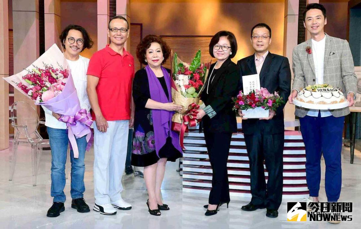 ▲任爸（左二）談及「任真美好」是由任容萱取名。（圖／華視提供，2018.10.15）