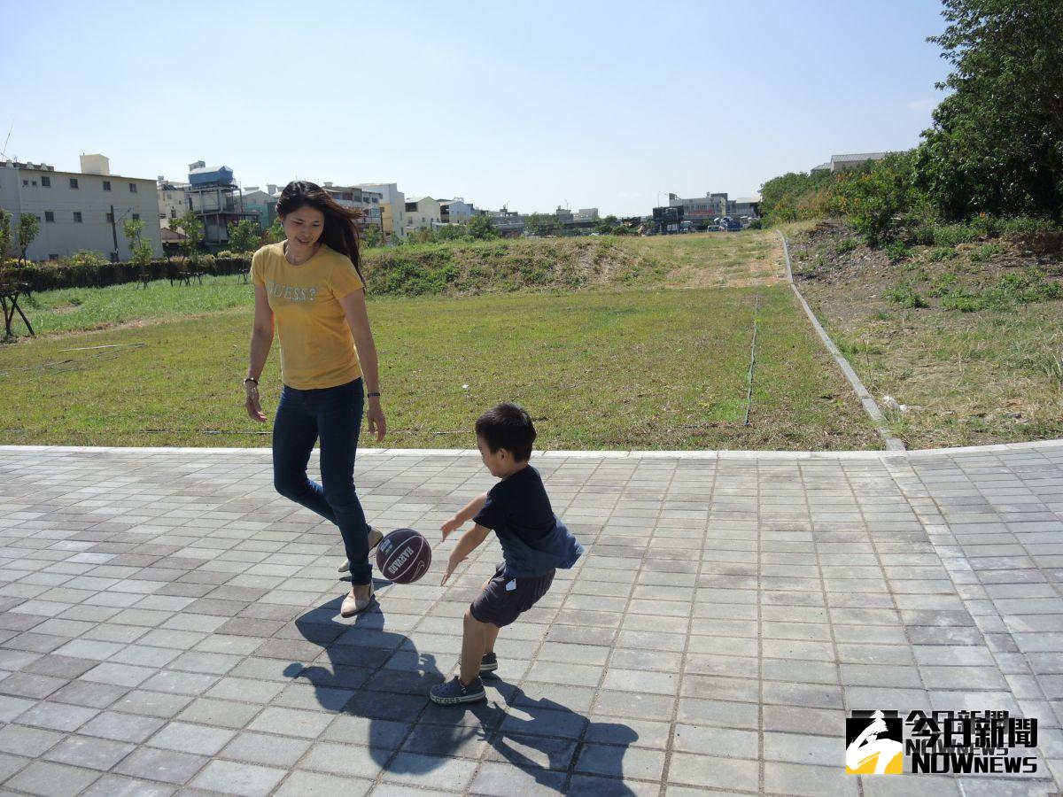 ▲彰化市崙平里中央陸橋北側、鐵路西側的崙平公園，第三期新建工程完工，舉行啟用典禮儀式，寬場的活動空間吸引家長帶著小孩到公園運動。（圖／記者陳雅芳攝，2018.10.15)