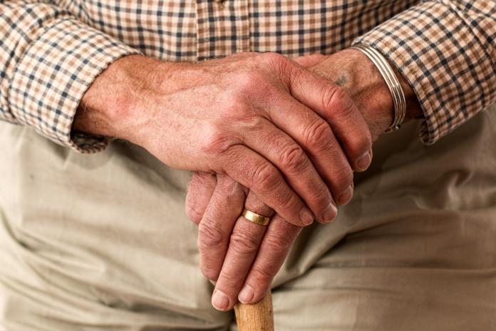 ▲高齡化社會已來臨，破除「刻板印象」才能解決老人受虐議題。（圖／取自 Pixabay ）