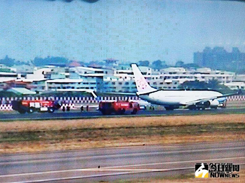▲CI712停在機場09跑道上，機場消防隊在旁警戒。（圖／記者郭俊暉翻攝 , 2018.10.16）