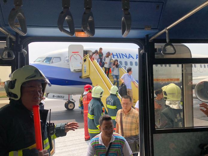 ▲華航 CI712 於高雄小港機場落地後發現爆胎狀況，機上旅客皆平安，並於 12 時 20 分下機。（圖／機上旅客提供）