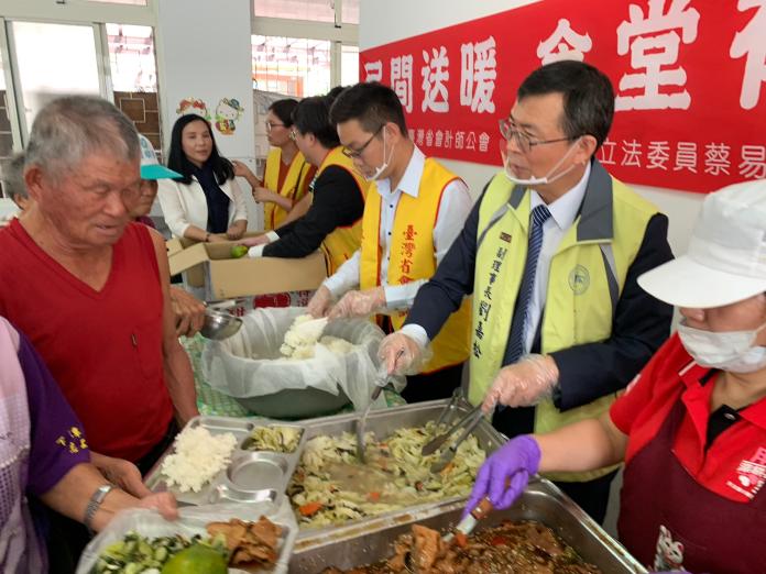 會計師公會贈物資　嘉惠嘉義海區老人食堂
