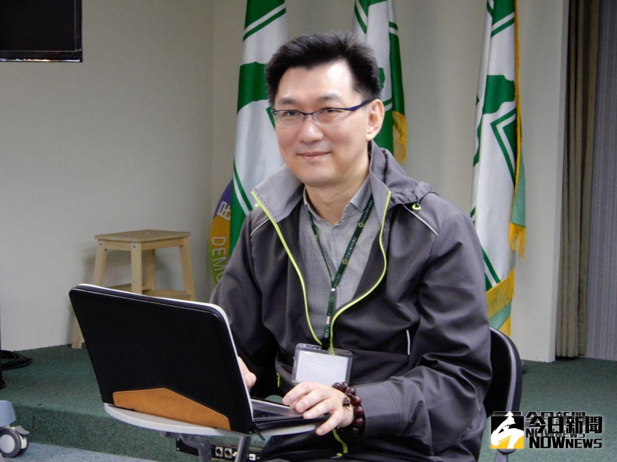 民進黨政策會副執行長董建宏轉述獨派人士與民進黨在16日的會議共識。（圖 / 記者陳弘志攝，2018.10.16）