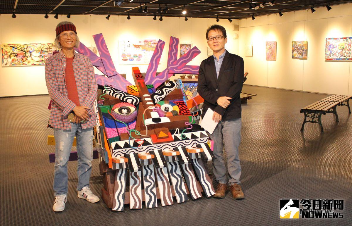 ▲藝術家陳聰景（左）在新竹縣文化局展出「燦爛心色-愚魚的藝饗世界」個人創作展。（圖／記者誾宣震攝，2018.10.16）