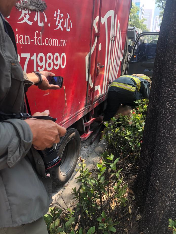 ▲機車騎士遭拖行80公尺，警消獲報展開救援。(圖/記者郭凱杰攝影，2018.10.16)