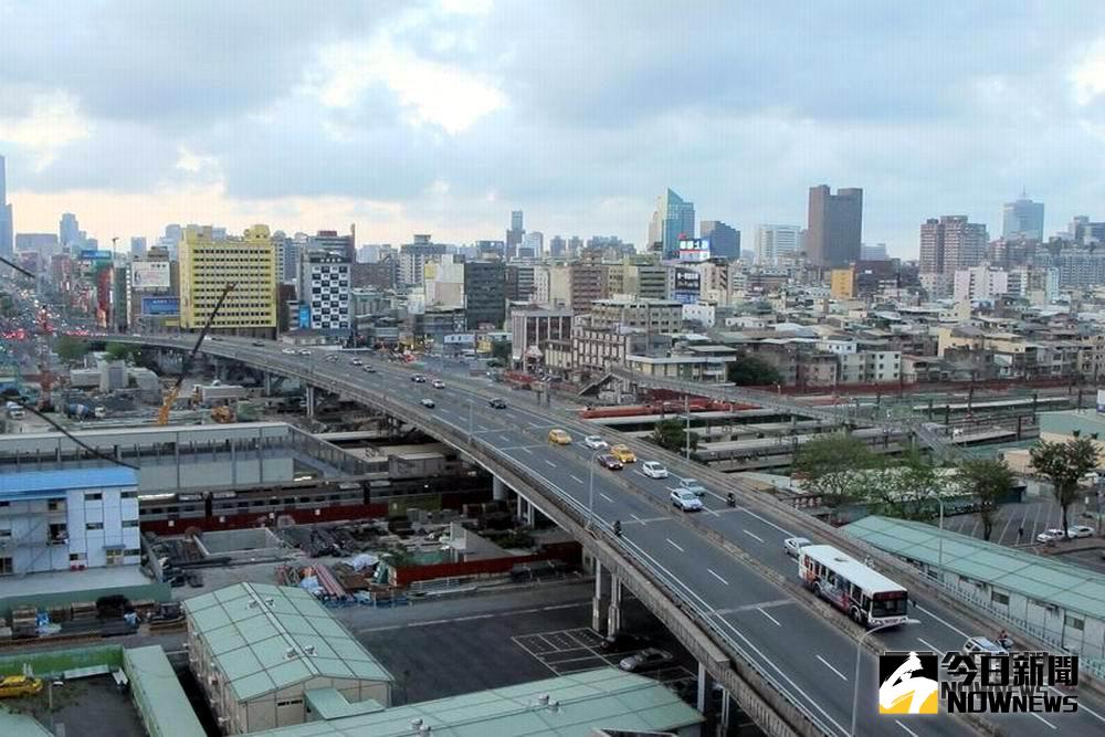 ▲「中博高架橋」是高雄人通往市區南北向的重要交通要道，高市府規劃2月27日凌晨0時起執行中博高架橋引道拆除，預計10天內完成。（圖／NOWnews資料照）