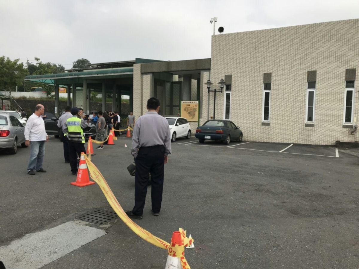 ▲嘉義市殯儀館驚傳槍響，嘉義縣警方調查現場。（圖／讀者李先生提供, 2018.10.17）