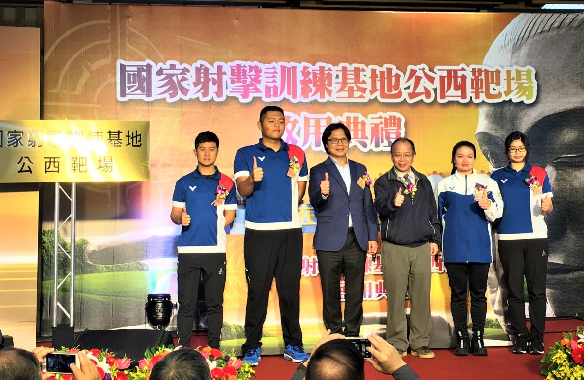 ▲「國家射擊訓練基地公西靶場」正式啟用典禮，亞運選手呂紹全(左起)、楊昆弼、教育部部長葉俊榮、行政院政務委員張景森、亞運選手田家榛及林穎欣。（圖／鍾東穎攝, 2018.10.17）