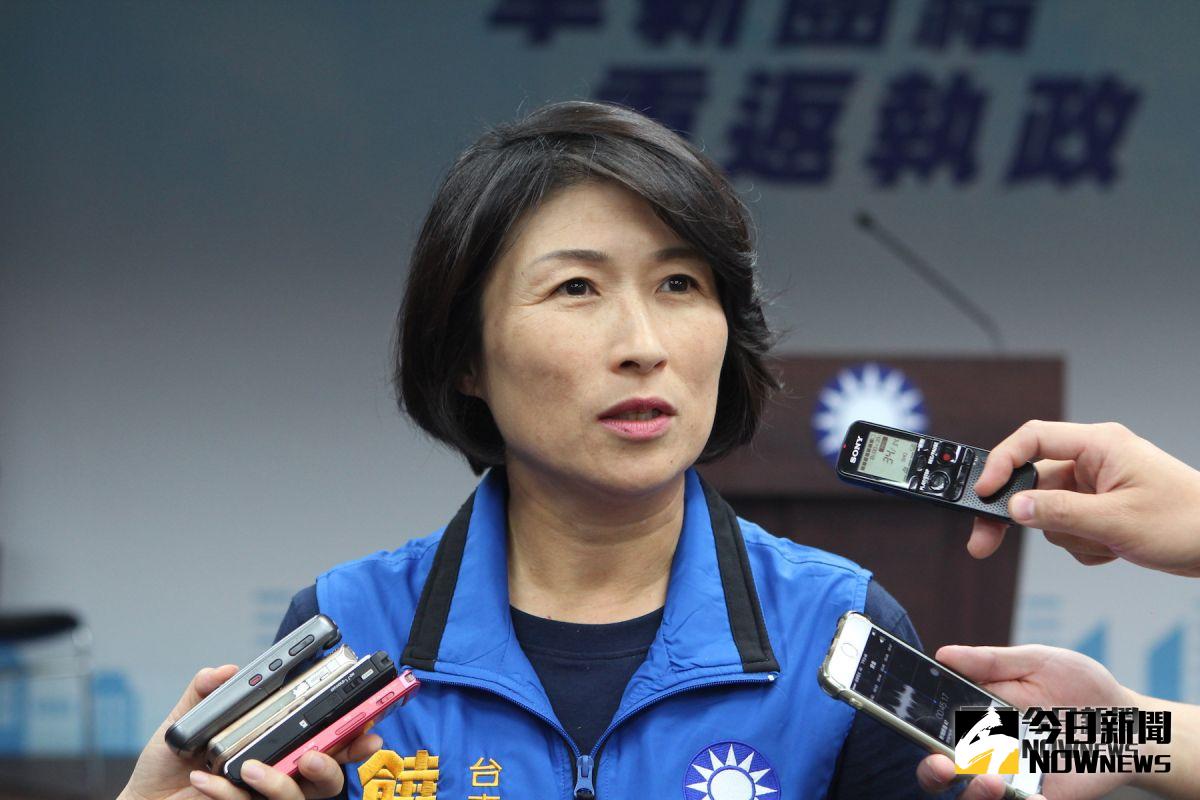 國民黨台東縣長饒慶鈴今天下午宣布確診者足跡。（圖／記者葉滕騏攝,2018.10.17）