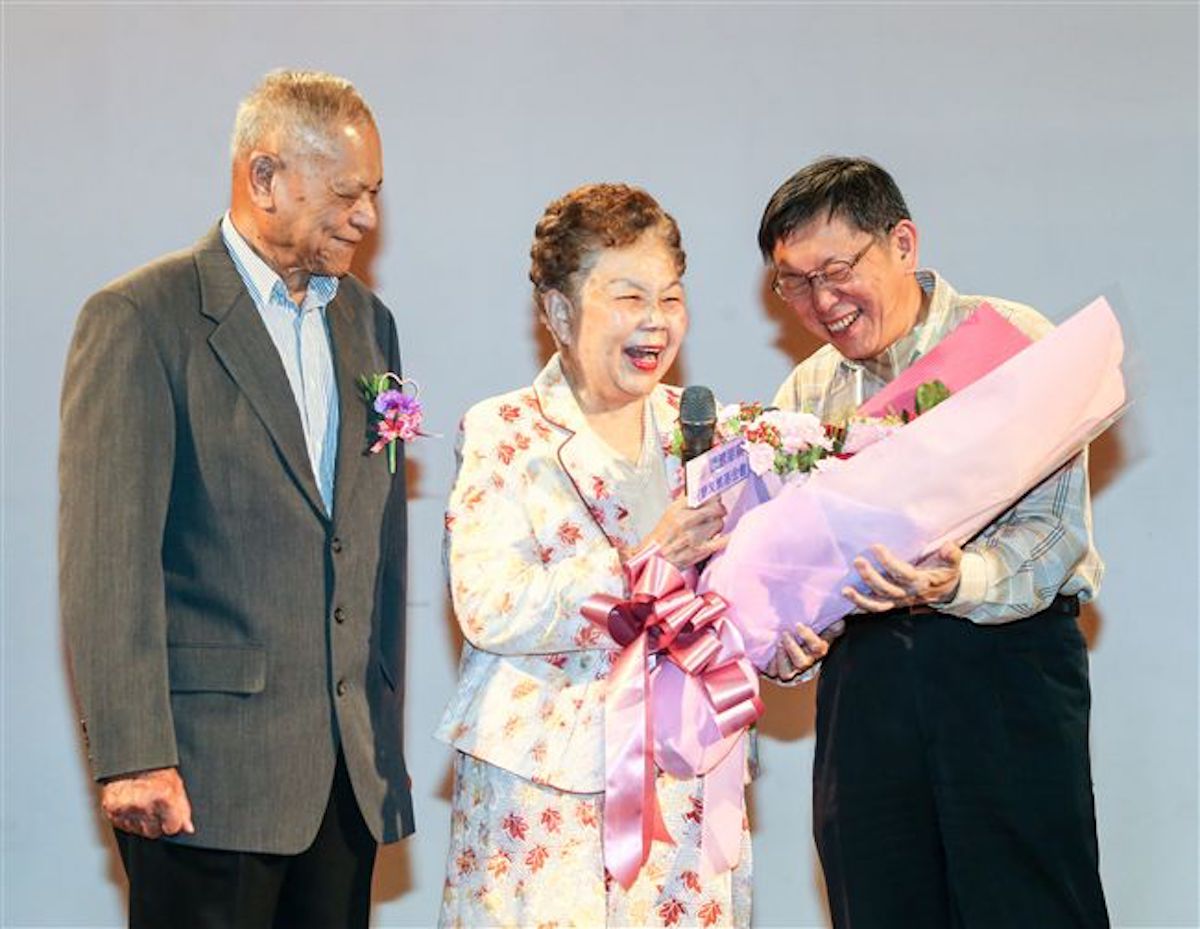 ▲柯爸柯承發（左一）雖曾反對柯文哲從政，但其實也是最支持柯文哲的人。（圖／中央社資料圖片）