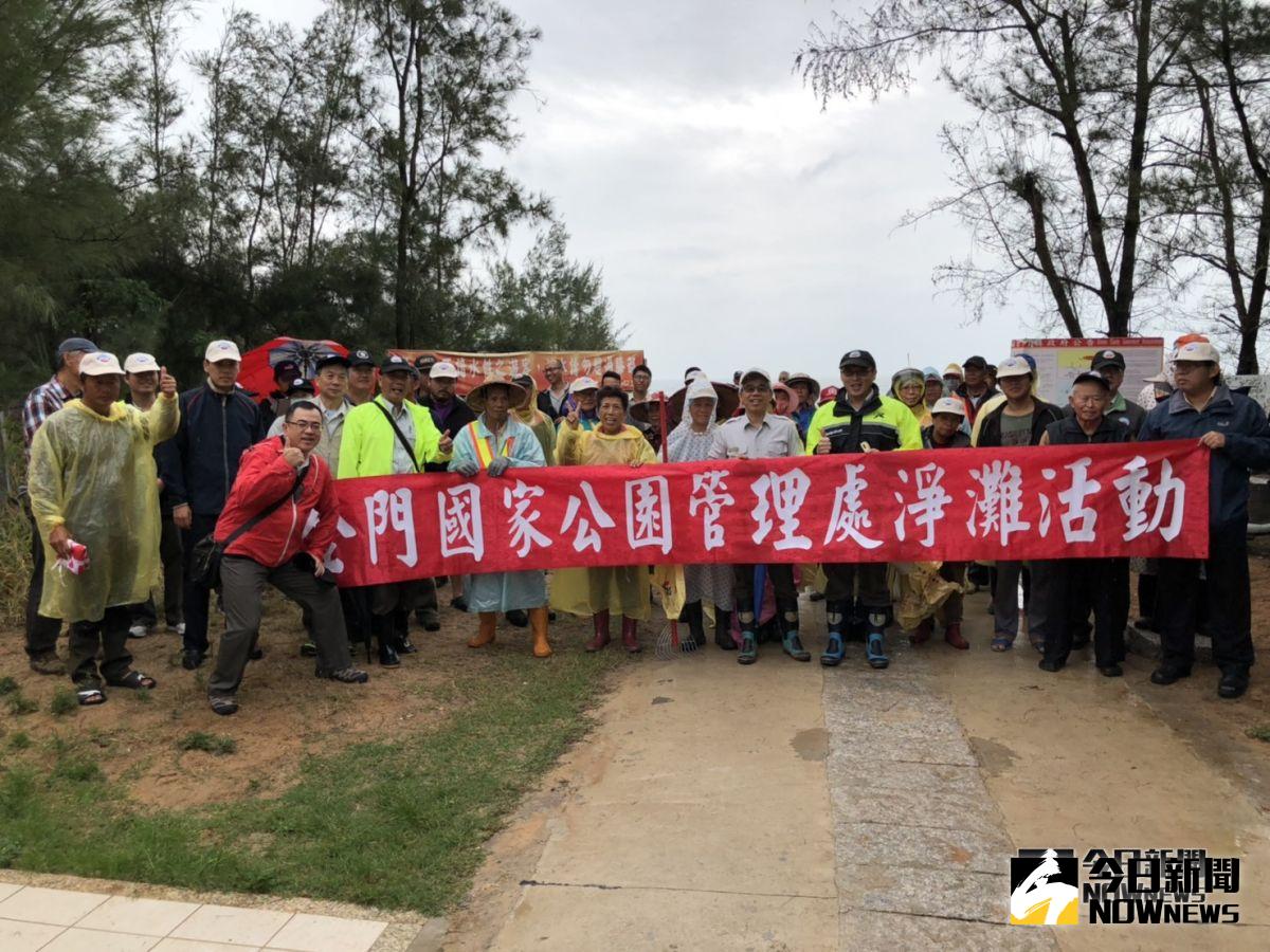 ▲金管處結合歐厝社區管理協會，今天在歐厝海灘進行淨灘。（圖／金門國家公園管理處提供, 2018.10.17）