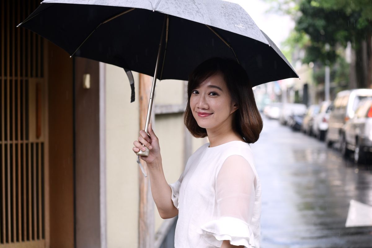 ▲黃庭鈺說書寫是一種療癒，不是因為文字可以讓痛苦消失，而是書寫當下腦子可以暫時與現況脫節。（圖／記者林柏年攝）
