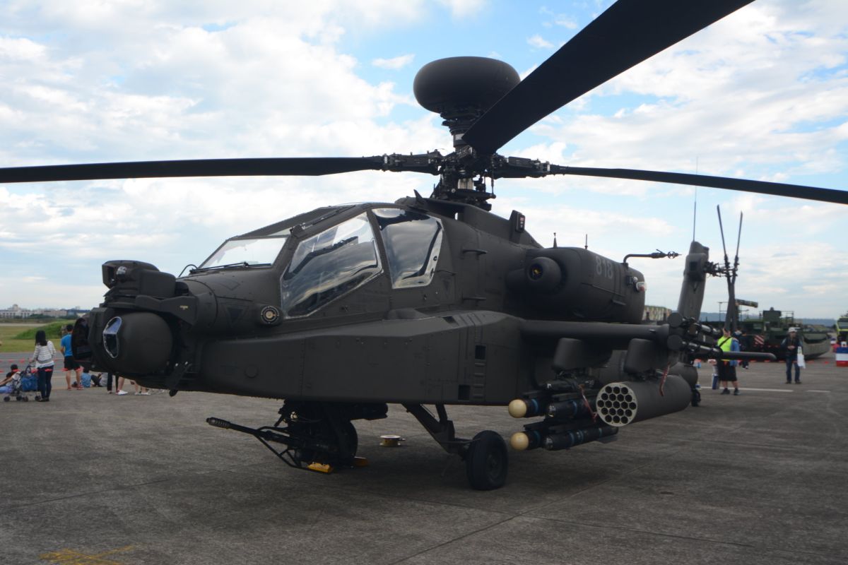 ▲每當軍事相關新聞刊載，就有是否「洩密」的討論，國人有保密防諜的敵情觀念是好的，但「洩密」現在有較為嚴謹的認定。不過有時軍方自己無事不密，也造成事涉機密與否的困擾。例如阿帕契貴婦團事件，軍方自己事先說阿帕契座艙是機密，但在貴婦團事件中改口，讓人不知標準在哪也是讓事件擴大的原因之一。（圖／軍情與航空提供）