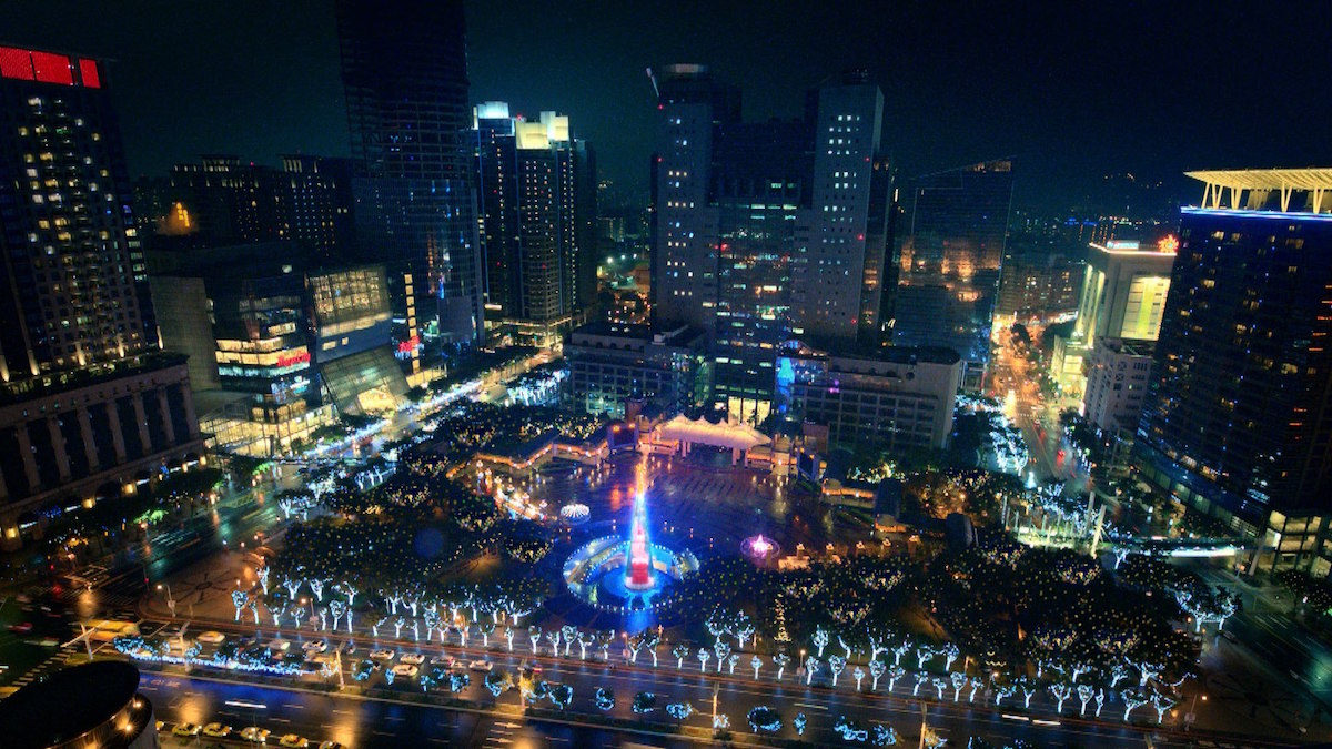 ▲新板特區「五鐵共構」的交通優勢，商圈百貨與生活機能發展十分成熟。（圖／建商提供）