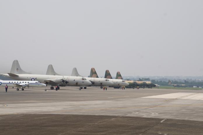 ▲空軍慢速機隊，BH-1900、C-130H、E-2K（由左至右）。（圖／記者呂炯昌攝, 2018.10.18）