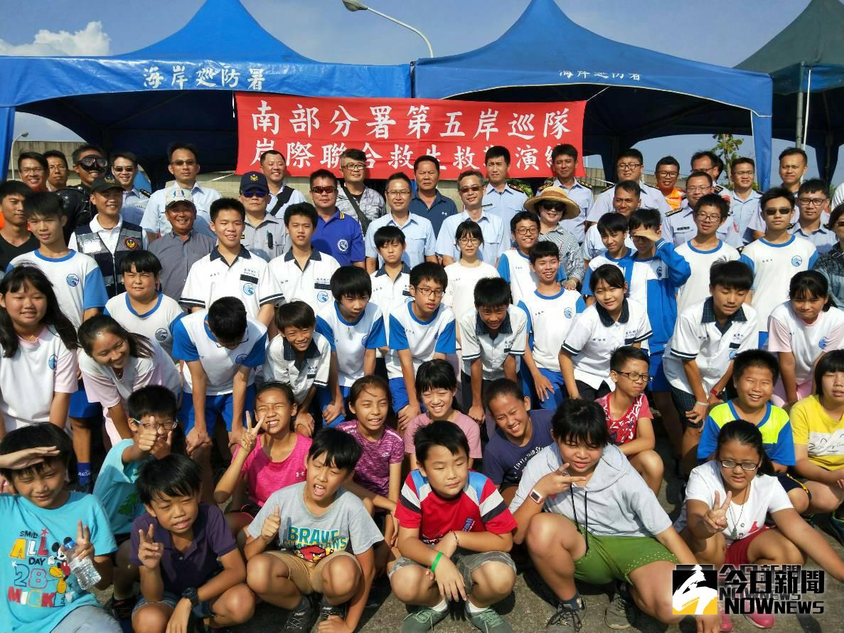 ▲行政院海洋委員會海岸巡防署南部分署第5岸巡隊舉辦107年下半年度聯合救生救難演練活動，現場觀摩嘉賓及學童更是讚聲連連。(圖／記者黃守作攝，2018.10.18)