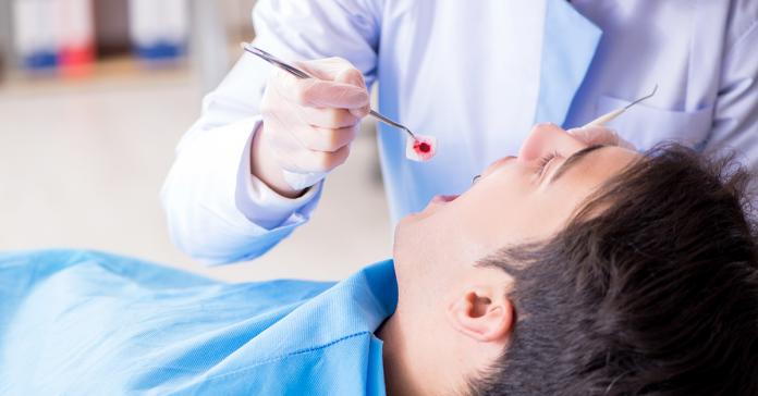 ▲呂睿庭醫師提醒，人工植牙後若不注意口腔清潔和個人的健康管理，很可能導致「植體周圍炎」，嚴重還會造成人工牙根外露和植體鬆脫。（圖／ingimage）