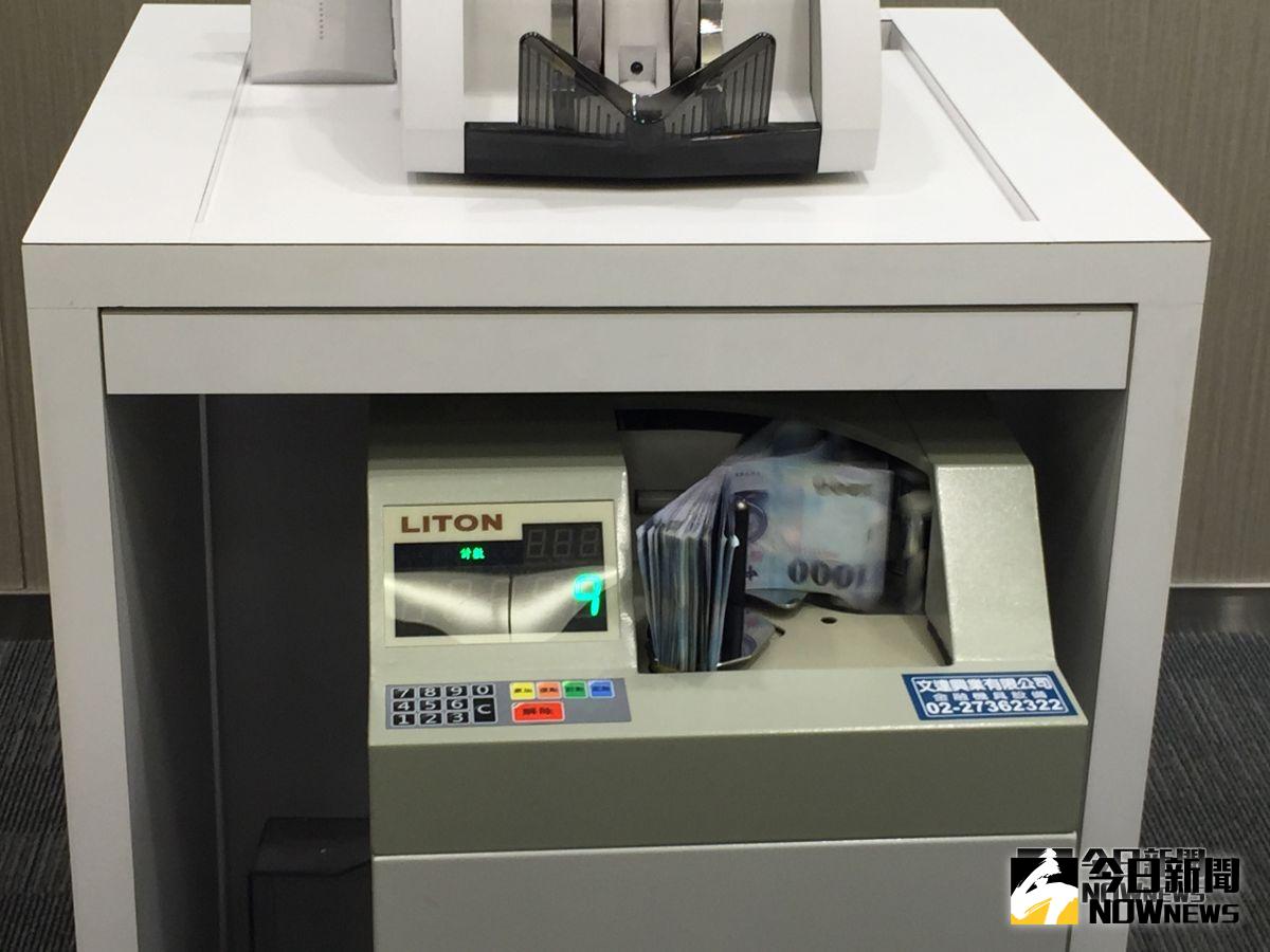 ▲新台幣兌美元10月18日重貶1.25角，收在30.975元。（圖／記者顏真真攝）