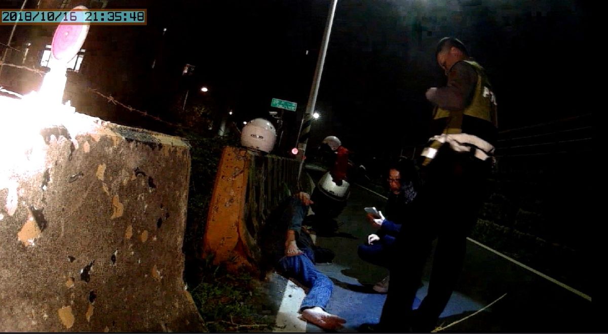 ▲騎贓車的莊嫌在圍捕中與員警扭打遭壓制逮捕（圖／記者鄧力軍翻攝, 2018.10.18）