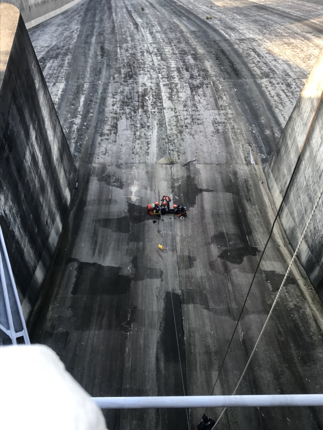 ▲石門水庫今天下午發生一場離奇意外，一名57歲男子不知何故，竟然從水庫壩頂跌落至下方洩洪道，救起時已無生命跡象。（圖／桃園市消防局提供, 2018.10.18）