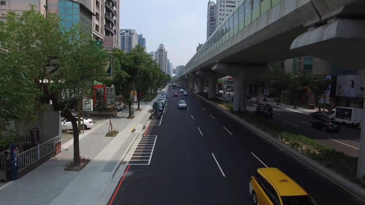 ▲感謝許多無名英雄，文心路現今一路平整。(圖/台中市政府)