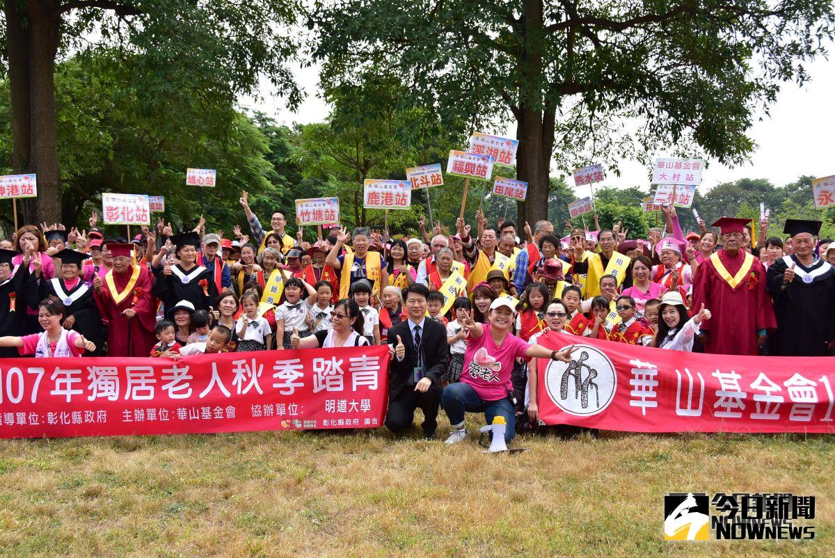 ▲華山基金會辦理107年老人秋季活動，明道大學附設幼兒園小朋友化身一日伴讀，陪長輩們一起上學「趣」，爺爺、奶奶們樂開懷。（圖／記者陳雅芳攝，2018.10.18)