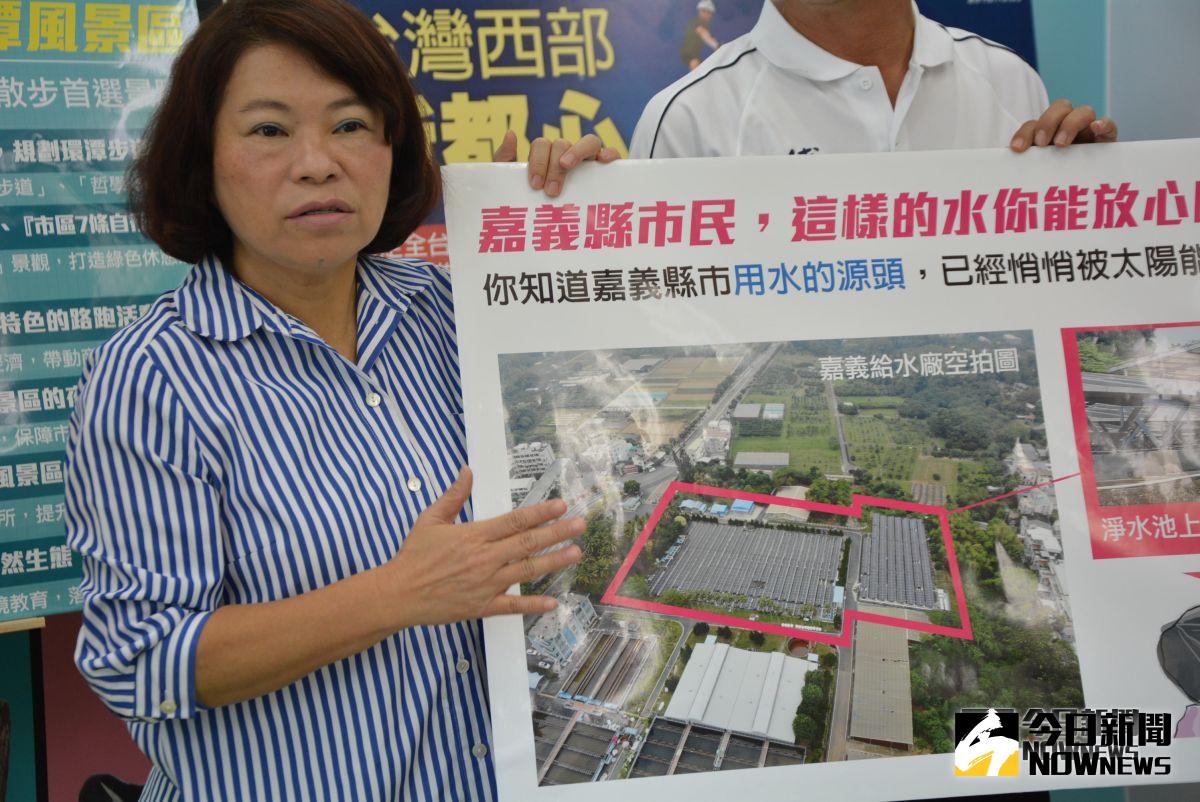 ▲黃敏惠指出，公園淨水場淨水池上的太陽能板已經裝置好了。（圖／記者郭政隆攝影2018.10.18）