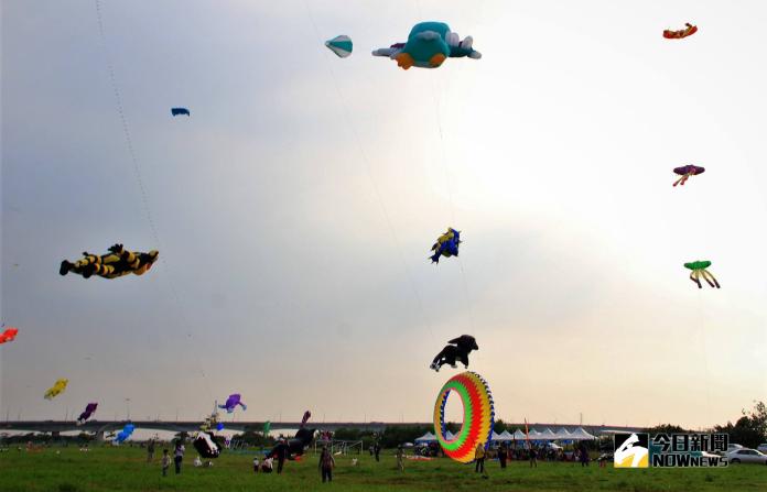 ▲屏東縣政府辦理風箏節已邁入第3年，讓大型風箏成為高屏溪獨特的秋景。（圖／資料照,記者陳宗傑攝）