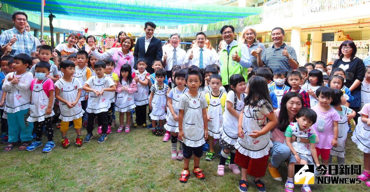 ▲彰化縣首波育兒補助申請案件受理230家私立幼兒園申請，縣長魏明谷前往大成國小會議室視察育兒補助審查，期望減輕縣民育兒的負擔。（圖／記者陳雅芳攝，2018.10.18)