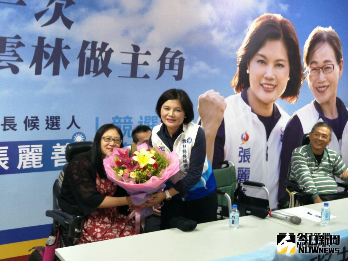 ▲雲林縣脊髓損傷者協會前理事長林秀妹致贈花束給張麗善。（圖／記者蘇榮泉攝，2018.10.18）