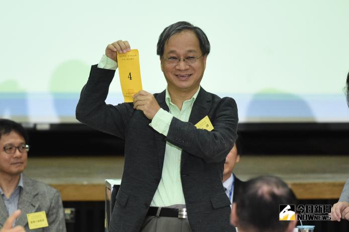 台北市長候選人號次抽籤，柯文哲抽籤派小野抽中4號 。（圖／記者林柏年攝，2018.10.19）
