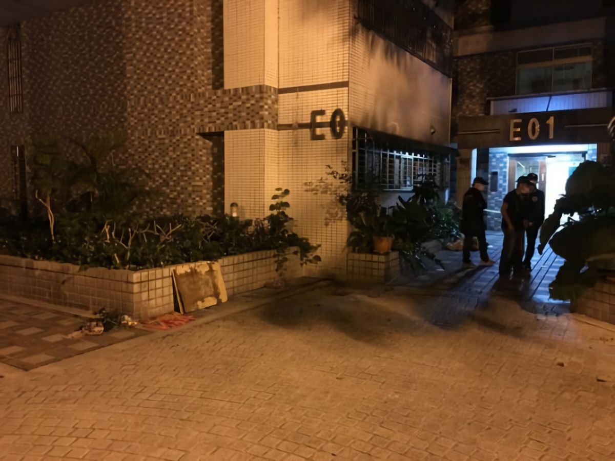 ▲桃園市 18 日晚間發生一起人倫悲劇，中壢區 33 歲梁姓男子突然將一顆頭顱拋出屋外，警方趕抵現場發現頭顱竟是男子的母親。中央社記者吳睿騏桃園攝 107年10月18日