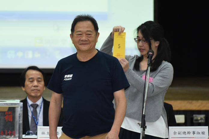 ▲台北市長選舉號次抽籤，無黨籍李錫錕抽到4號。（圖／記者林柏年攝, 2018.10.19）