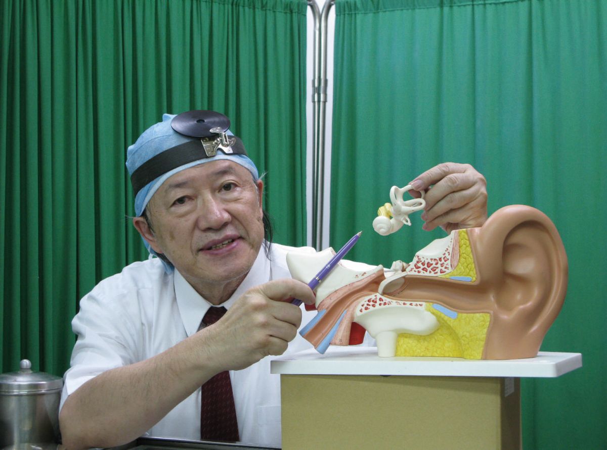 ▲醫師發現病患耳道深處塞著耳垢，研判可能是清耳垢方法不當，讓耳垢往耳道深處推擠，造成耳垢栓塞，耳內鼓膜也受壓迫，進而導致耳鳴更加嚴重。（圖／宏仁診所提供）