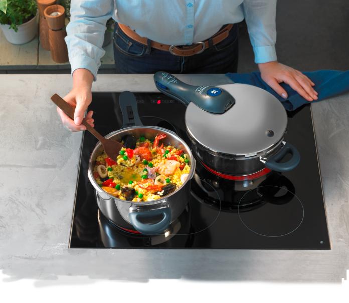 ▲快力鍋可讓須長時間烹調的料理縮短一半以上時間，煎煮炒蒸燉樣樣行 (圖／WMF提供)