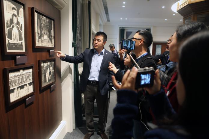 故宫博物院副院长娄玮向联合报道记者团讲解文物。（陈佳慧 摄）