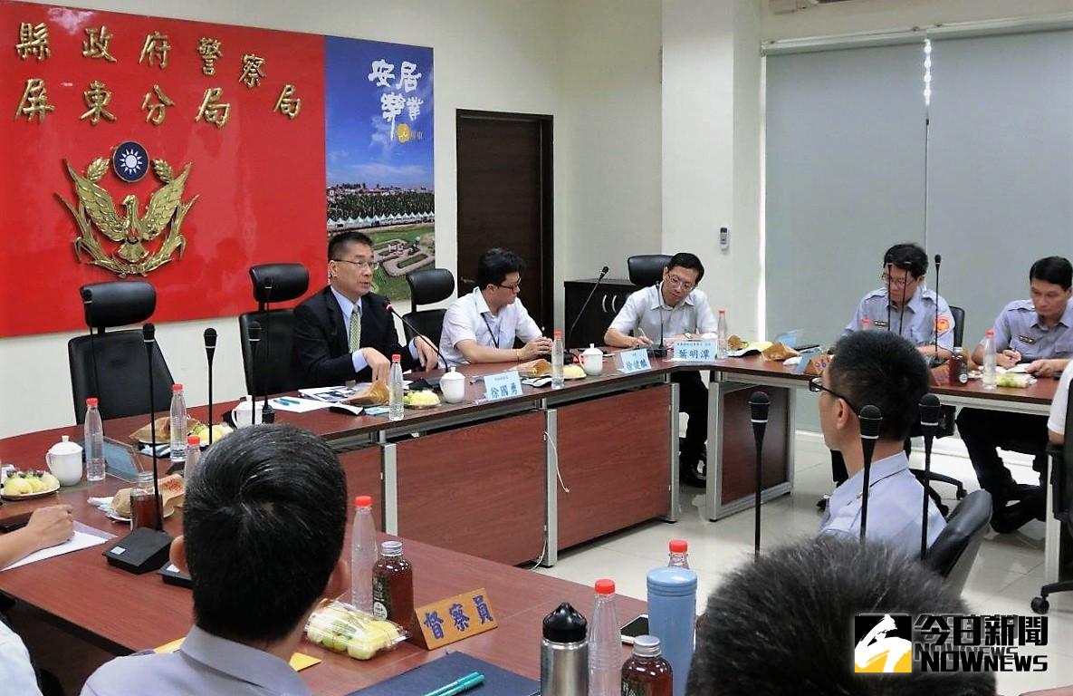 ▲內政部長徐國勇聽取屏東分局重點工作簡報。(圖／屏東分局提供,2018,10,19）
