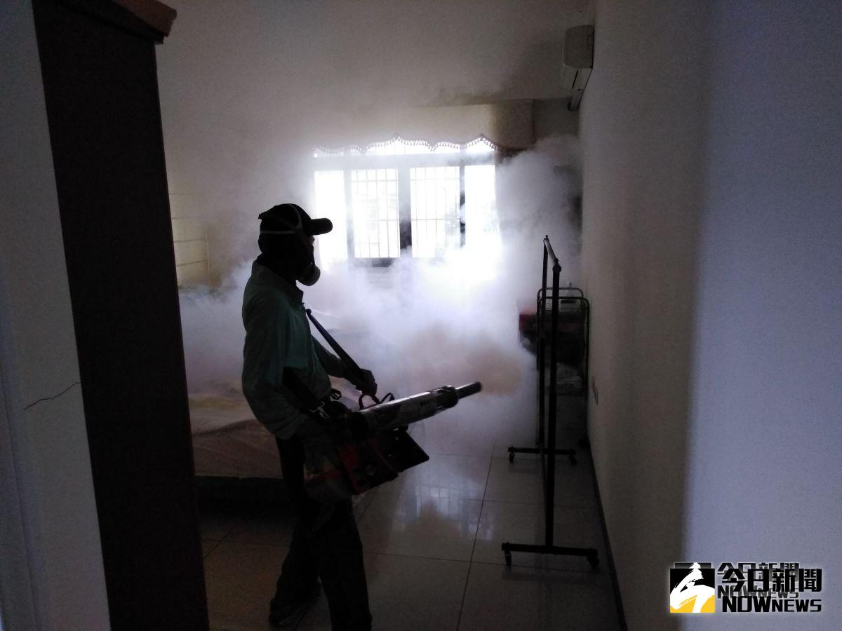 ▲室內實施化學防治。(圖/記者陳聖璋翻攝)