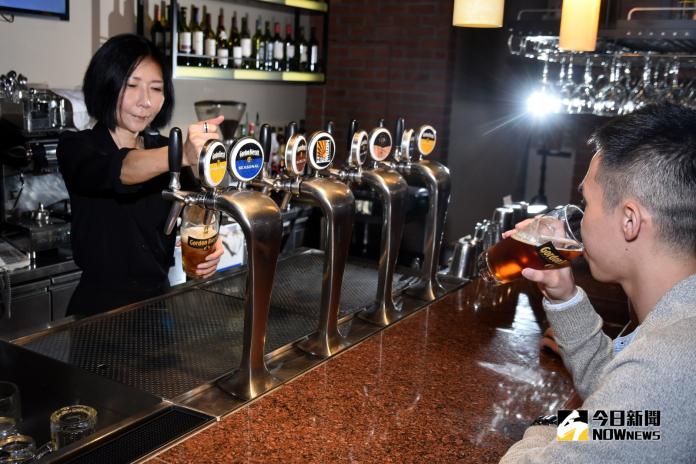 ▲台灣近年吹起一股精釀啤酒熱潮，使得台灣的喝酒文化慢慢從拼酒、牛飲，轉變為品飲、享受。（圖／記者林柏年攝影） 