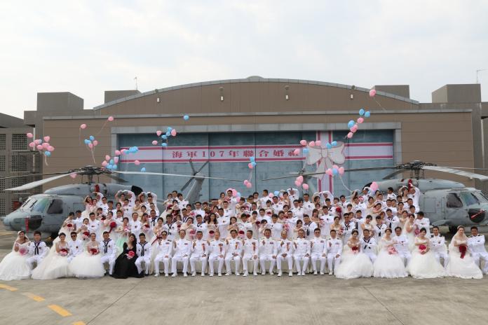 官兵聯合婚禮63對新人　愛在海軍情堅意真
