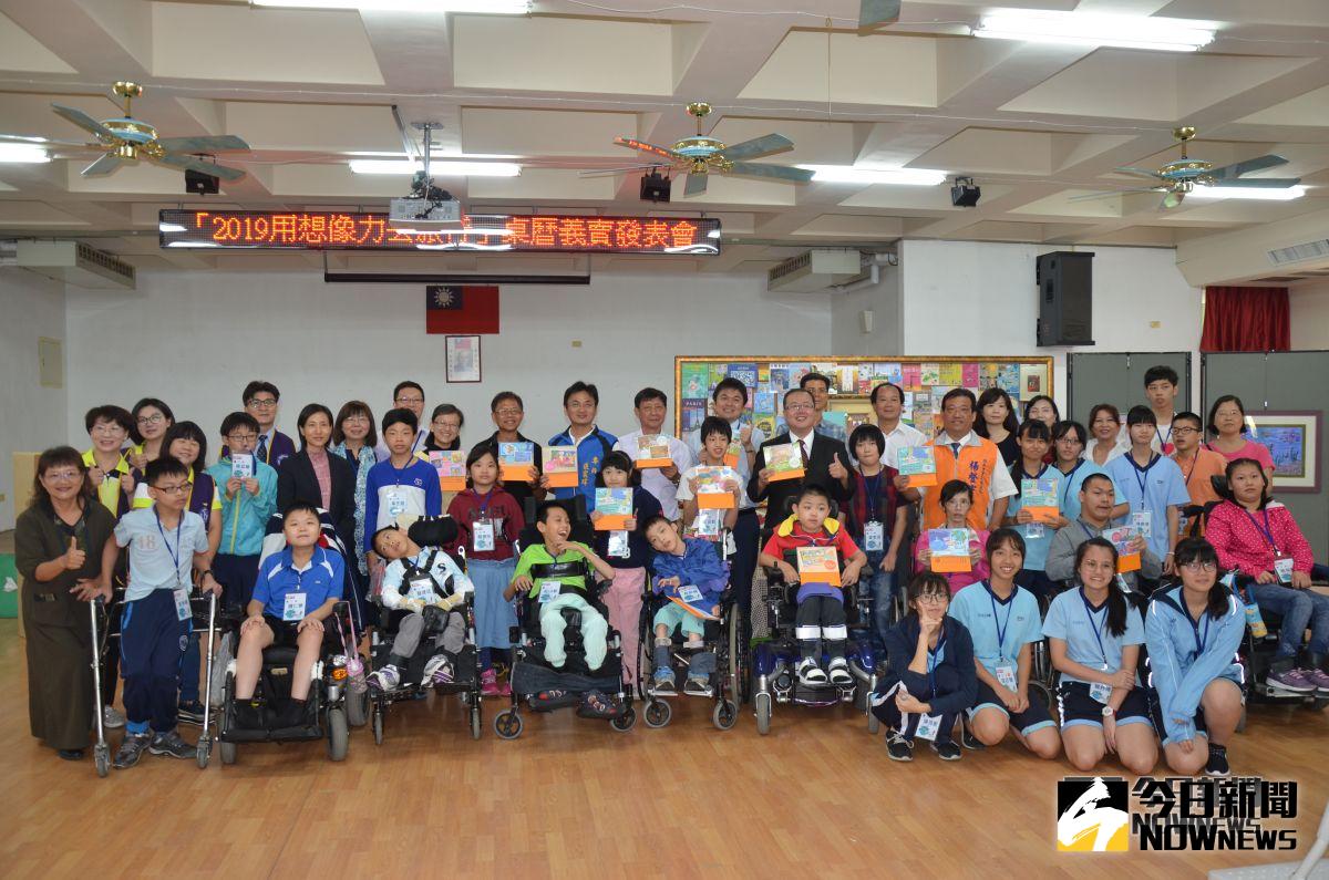 ▲仁愛殘障文教基金會以「用想像力去旅行」為主題彙編成2019仁愛桌曆開賣囉，學生豐富的創作成果需要社會大眾的鼓勵與肯定。（圖／記者陳雅芳攝，2018.10.19)