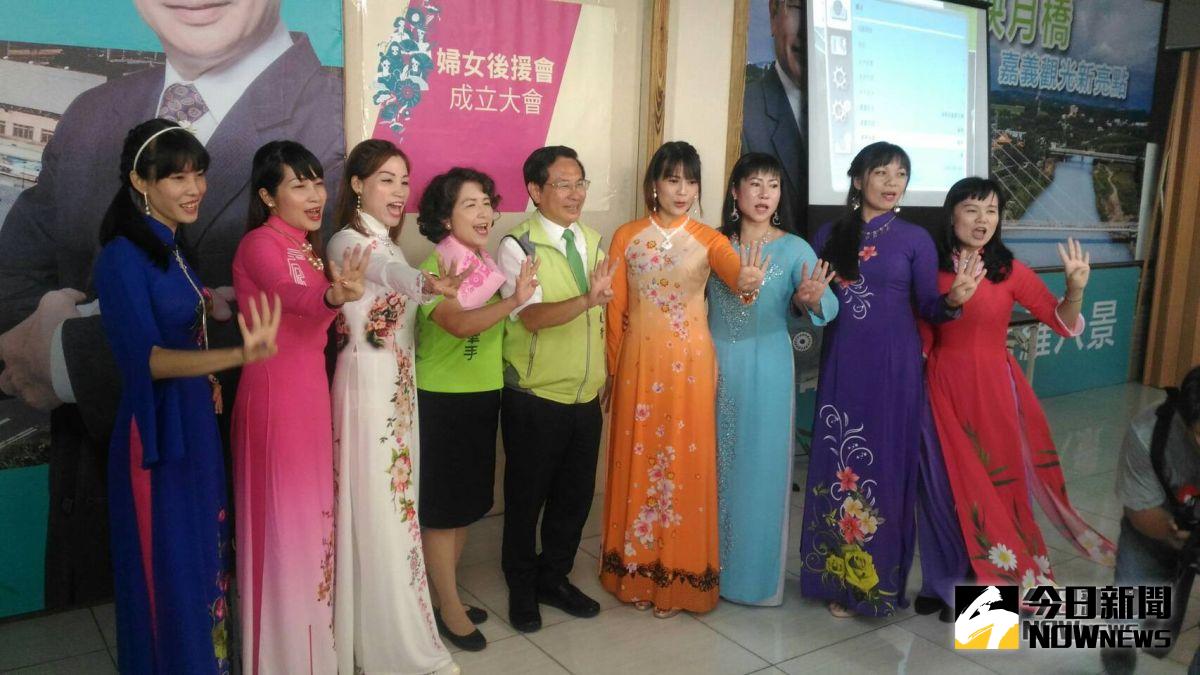 涂醒哲宣讀「姊妹幫宣言」，誓言打造多元友善城市。〔圖／記者吳晉輝攝2018.10.20〕