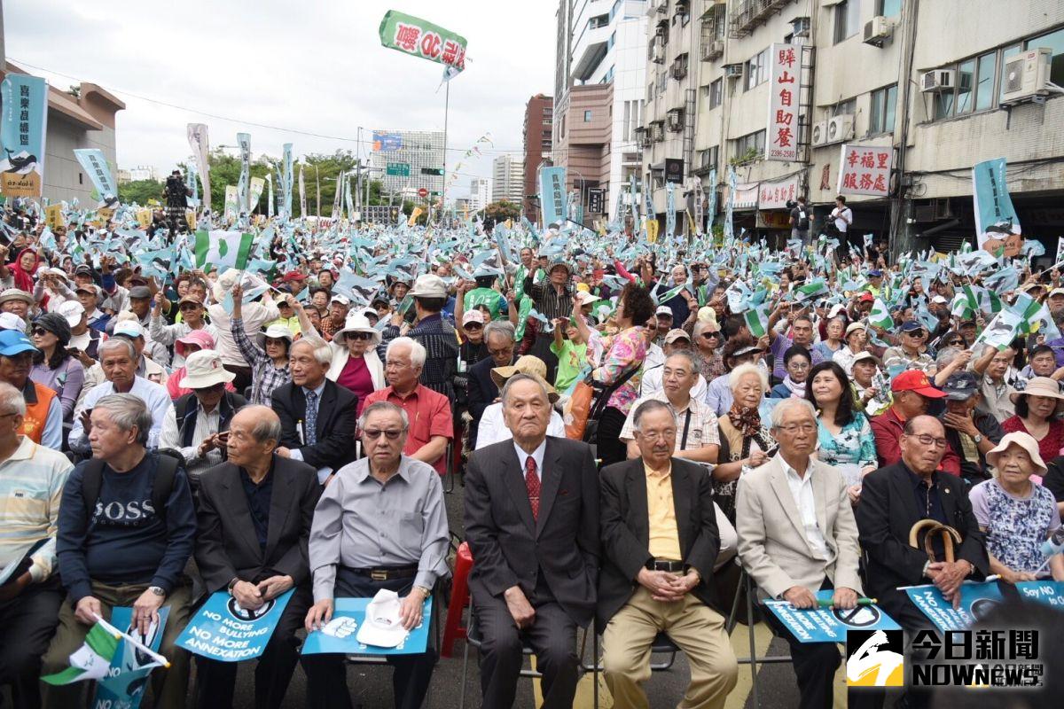 獨派團體喜樂島聯盟2018年在民進黨中央黨部旁舉辦「全民反併吞正名公投」活動。（圖/記者陳明安攝,2018.10.20）