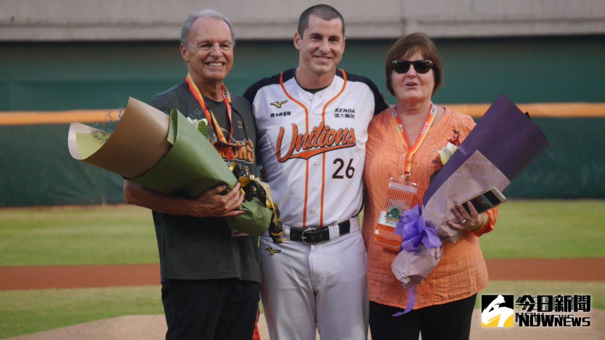 統一獅隊瑞安與父母合影。（圖／吳政紘攝）