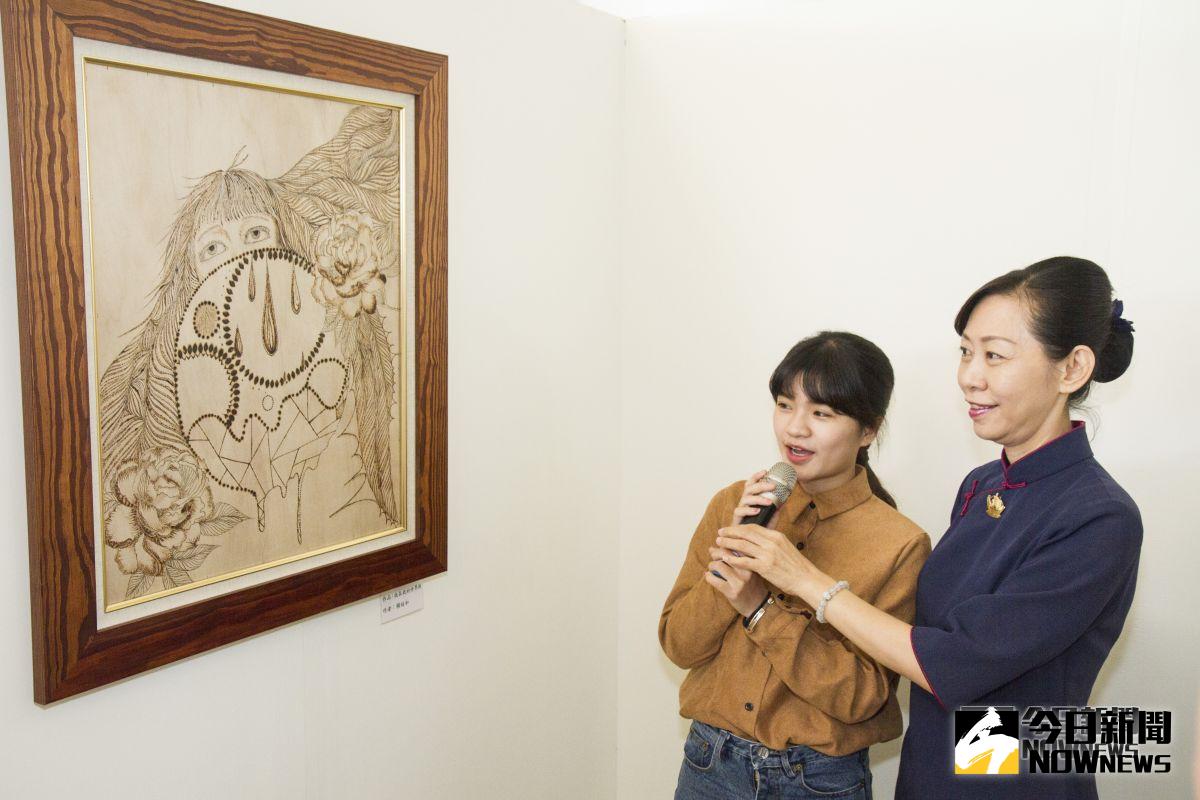 ▲慈濟彰化靜思堂舉辦「彩繪生命慈善聯合美術展」，參展作者都是慈濟長年關懷扶助的弱勢家庭，透過創作帶領你我共同感受生命幸福的美好。（圖／記者陳雅芳攝，2018.10.20)