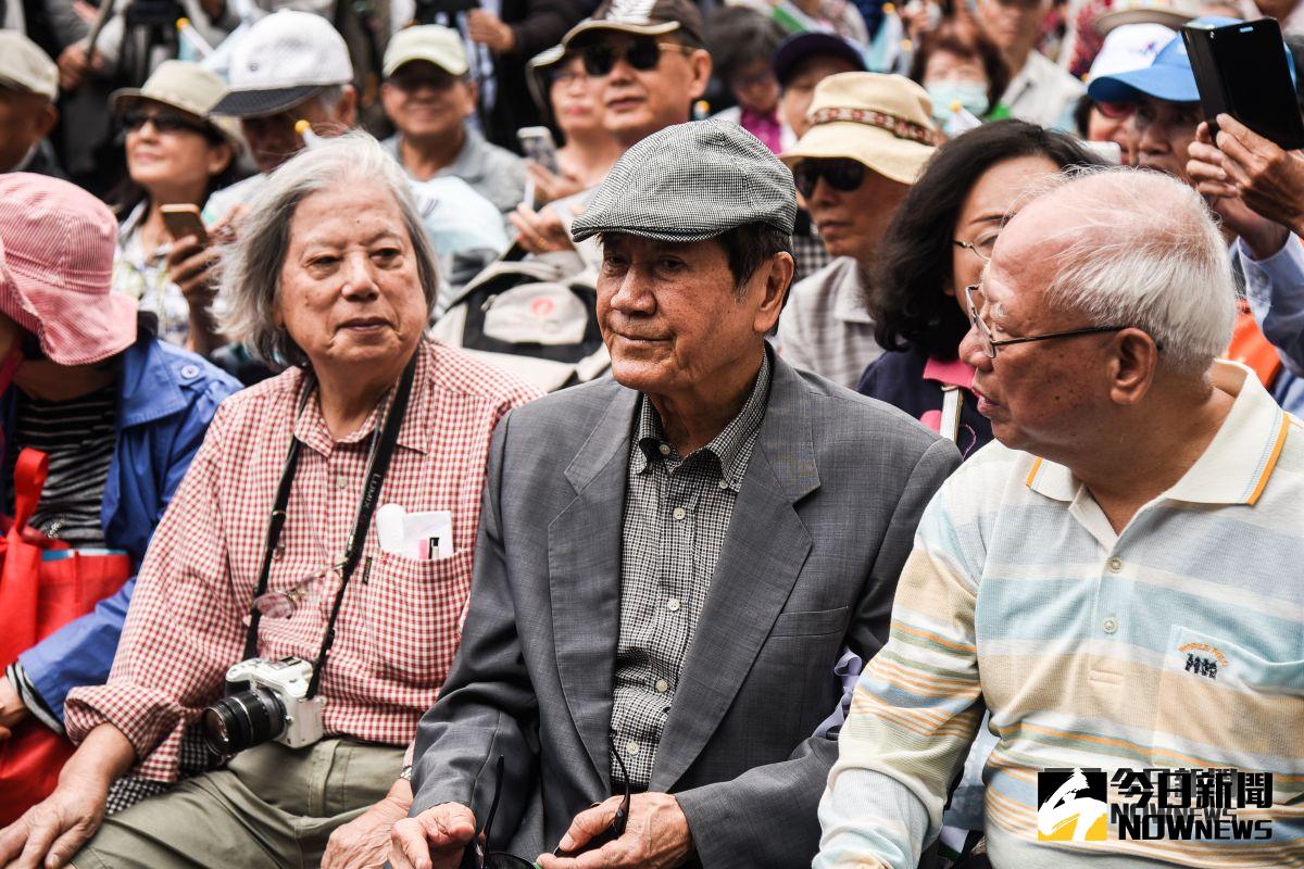 陳唐山（中）參加喜樂島聯盟「全民公投反併吞」活動。（資料照片／記者陳明安攝）
