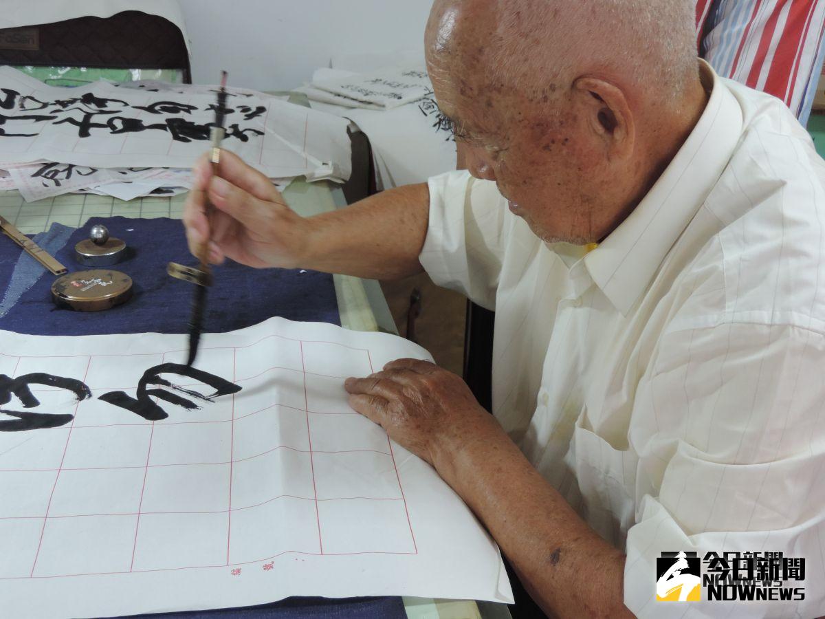 ▲古寧頭戰役大捷，年19歲即參與這場歷史重大戰役的91歲榮民劉紹元，劉紹元在閒暇寫寫書法和打太極拳。（圖／記者陳雅芳攝，2018.10.20)